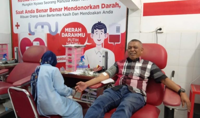 Ketua PMI Turun Langsung Donorkan Darah untuk Istri dari Anggota DPC PJS Bukittinggi