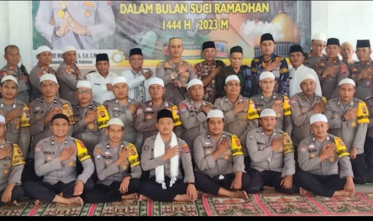 Bulan Ramadhan Puluhan Polisi Nyantri di Pondok Pesantren