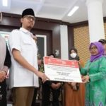 Wali Kota Bukittinggi Salurkan Bantuan untuk Penyandang Disabilitas