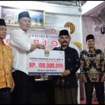 Safari Ramadhan di Solsel, Mario Syahjohan Serahkan Bantuan Rp 100 Juta