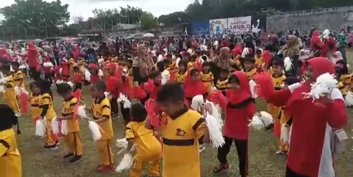 Wali Kota Bukittinggi, Erman Safar membuka secara resmi senam massal yang diikuti ribuan murid TK dan PAUD se kota Bukittinggi.