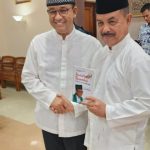 Fauzi Bahar Serahkan Langsung Buku Sosok Anies Baswedan