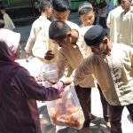 Tradisi Bagi Berkah Jumatan Di MAN 3 Padang