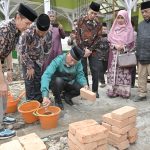 Gubernur Mahyeldi Letakkan Batu Pertama Mushalla Mukminin Pakan Sinayan