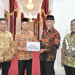 Pemprov Sumbar Serahkan Rp885 Juta Bonus MTQ Korpri