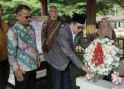 Suryadi Asmi Pimpin Rombongan Mahasiswa Tabur Bunga ke Taman Makam Pahlawan Nasional Muhammad Yamin