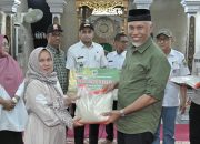 Gubernur Mahyeldi Salurkan Bantuan Cadangan Pangan pada Korban Bencana di Nagari Pangkalan