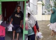 Manufer P Firdaus Bagi – bagi Sarapan Pagi pada Korban Banjir