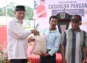 Gubernur Mahyeldi Salurkan 157 Ton Beras bagi Warga Terdampak Erupsi Marapi