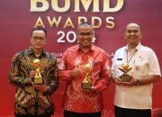 Gubernur Mahyeldi Raih Penghargaan Top Pembina BUMD Award 2024