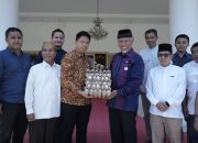 Gubernur Mahyeldi Apresiasi PT Charoen Pokphan Salurkan 50 Ribu Butir Telur ke Pessel dan Pariaman