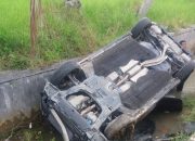 Mobil Dinas Bupati Padang Pariaman Terguling Masuk Bandar