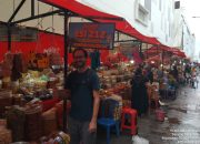 Keripik Sanjai Balado Bukittinggi Memukau Wisatawan Swiss di Pasar Atas