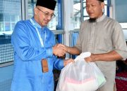 Perumda AM Kota Padang Berbagi Sembako dengan Pelanggan
