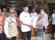 Gubernur Mahyeldi Salurkan Bantuan Rp400 Juta Lebih untuk Dampak Bencana di Sijunjung