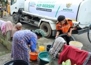 Bantu Korban Banjir Sumbar, BAZNAS RI Lakukan Aksi Resik dan Distribusi Air Bersih
