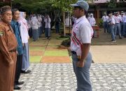 Sekretaris SatuPena Sumbar Serahkan Buku ke Siswa dan Guru SMAN 5 Padang