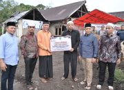 Gubernur Mahyeldi Serahkan Hewan Kurban di Daerah Terdampak Bencana