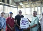 Supardi Serahkan Bibit Ikan Lele ke Pokdakan Koto Panjang Payakumbuh