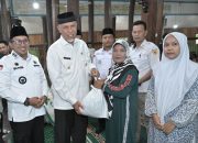 Gubernur Mahyeldi Salurkan 650 Paket Bantuan Pangan di Tanah Datar