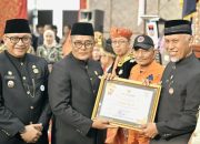 Gubernur Mahyeldi Terima Penghargaan dan Pin Emas Tokoh Masyarakat pada HJK Padang ke-355