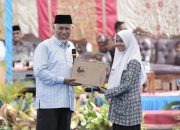Siswa SMA 1 Solok Kaget, Mahyeldi Bagikan Laptop di SMAN 1 Solok