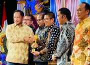 Gubernur Sumbar Terima Penghargaan Upakarya Wanua Nugraha