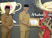 Gubernur Mahyeldi Serahkan Penghargaan Bagi 139 Guru dan Tenaga Pendidik di Sumbar