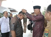 Gubernur Mahyeldi Sambut Kedatangan Wamen UMKM Helvi Yuni Moriza di Sumbar
