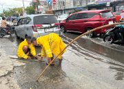 Cegah Genangan, TRC Dinas PUPR Kota Padang Bersihkan Sejumlah Drainase