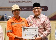 Petugas Kebersihan DLH Peroleh Hadiah Umroh dari KPN Balai Kota Padang