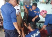 Tangan Bocah Terjepit Gagang Tangga, Damkar Kota Padang Langsung Beraksi