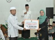 Safari Ramadhan di Kinali Pasbar, Mahyeldi Serahkan Bantuan Pembangunan Masjid