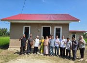 Dua Warga Koto Lalang Menangis saat Terima Bantuan Rumah dari PT Semen Padang