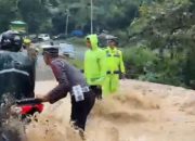 Banjir di KM 17 Manggilang, Satlantas Limapuluh Kota Ingatkan Pengendara Jalan Sumbar-Riau Rawan Longsor