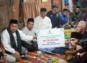 Sahur di Rumah Warga Kurang Mampu, Gubernur Mahyeldi Serahkan Bantuan Bedah Rumah