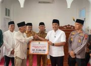 Vasko Ruseimy Serahkan Bantuan Rp25 juta untuk Masjid Babussalam