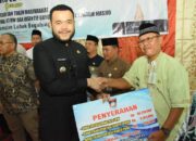 Wako Fadly Amran serahkan Honor RT/RW dan Guru Mengaji untuk 3 Kecamatan