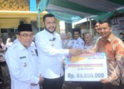 Wako Fadly Amran Serahkan Dana Operasional RT/RW, Guru Ngaji dan Imam Masjid se Kecamatan Padang Barat