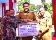 Puluhan Ketua RT/RW, Imam Masjid dan Guru Mengaji di Padang Selatan-Bungtekab Terima Honor