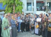 Salurkan Bantuan Operasional RT/RW, Wako Padang Fadly Amran Berikan Pesan Penting