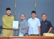 Wali Kota Padang Serahkan Ranperda Pertanggungjawaban APBD 2024
