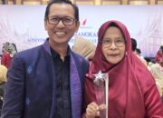 Desainer Sumbar Ermiwati Terima Award Rangkayo Minang 2025