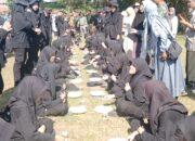 Makan nasi tradisi, berupa nasi dan telur mentah 