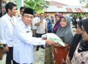 Pemko Padang Salurkan Bantuan Pangan di Kuranji