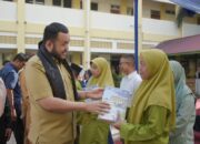 Wali Kota Padang Serahkan LKS Gratis untuk Siswa Kurang Mampu