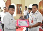 Wakil Wali Kota Padang Serahkan Dana Operasional RT/RW dan Guru Mengaji Triwulan II 2025