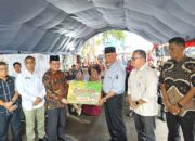 Gubernur Mahyeldi Serahkan 4,1 Ton Beras bagi Korban Kebakaran Pasar Payakumbuh