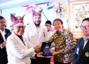 Wali Kota Padang Fadly Amran Terima Lencana Jasa Pratama dari PMI