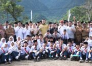 Wali Kota Padang Serahkan Bantuan Pendidikan untuk MTsS Lubuk Kilangan